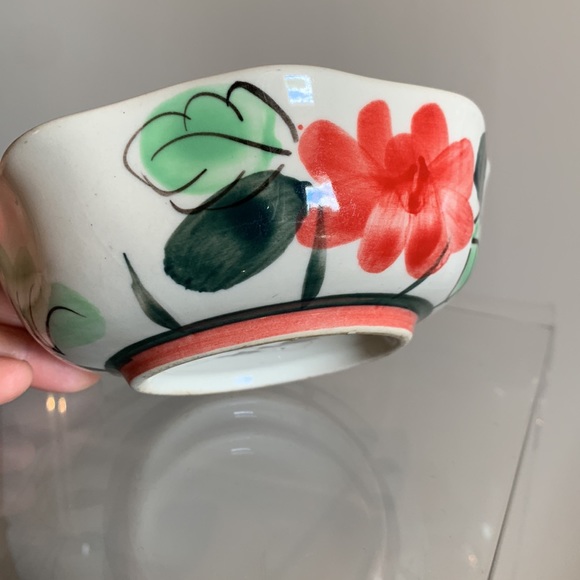 Unique ceramic bowl with rooster painting and scallop style lip. - Picture 3 of 6